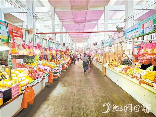 通過深入開展愛國(guó)衛(wèi)生運(yùn)動(dòng)，江海區(qū)城鄉(xiāng)環(huán)境變得更靚更宜居。圖為整改后的樂中市場(chǎng)。