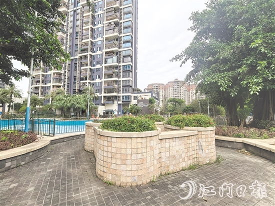 柏麗郡小區(qū)開展綠化景觀改造行動，打造簡約、整潔、舒適的居住環(huán)境。