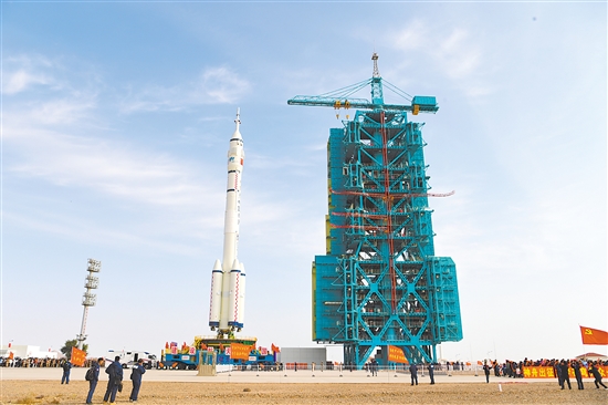 神舟二十一號(hào)計(jì)劃近日擇機(jī)實(shí)施發(fā)射。圖為神舟二十一號(hào)載人飛船與長(zhǎng)征二號(hào)F遙二十一運(yùn)載火箭組合體在轉(zhuǎn)運(yùn)途中。