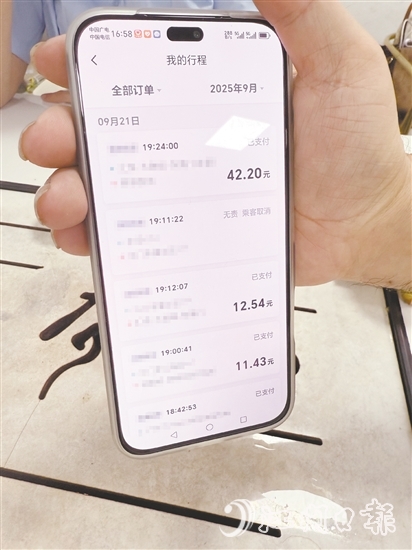 郭繼南展示網(wǎng)約車訂單。