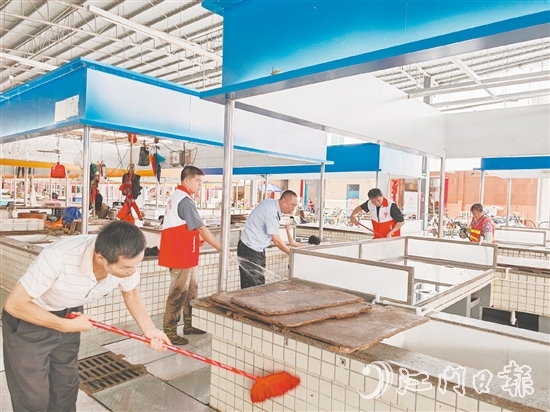 恩平市動員行業(yè)協(xié)會、市場管理方和商戶，清理市場內(nèi)的積水、垃圾和衛(wèi)生死角。
