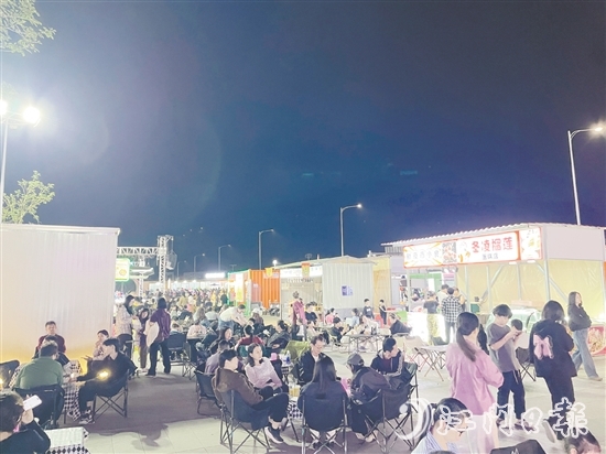 恩平市體育公園旁的“僑鄉(xiāng)夜瀾”夜市十分熱鬧。