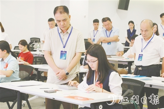 競賽緊貼銀行業(yè)務(wù)實戰(zhàn)需求，以賽促學(xué)、以賽促練。