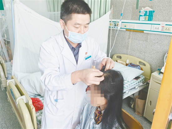 醫(yī)生為患者進(jìn)行針灸治療。