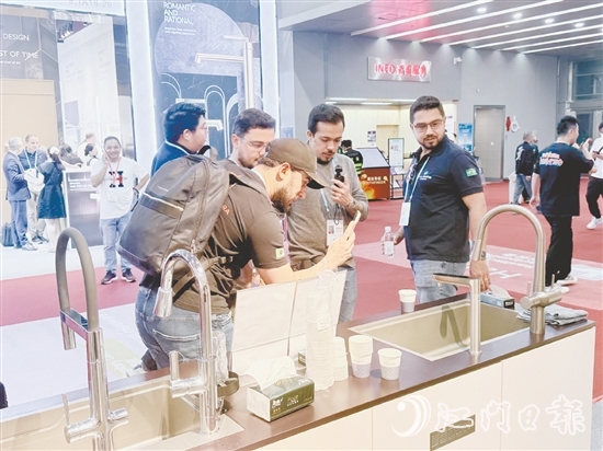 “咖啡龍頭”吸引外國客商圍觀。