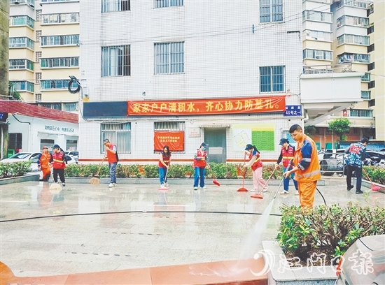 圭峰會城聚焦社區(qū)廣場、公園等重點區(qū)域，開展環(huán)境整治行動，營造整潔舒適的人居環(huán)境。