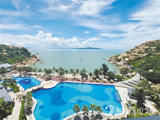 北陡鎮(zhèn)那琴半島地質(zhì)海洋公園以其獨特的地質(zhì)景觀和壯麗的海景吸引眾多游客。