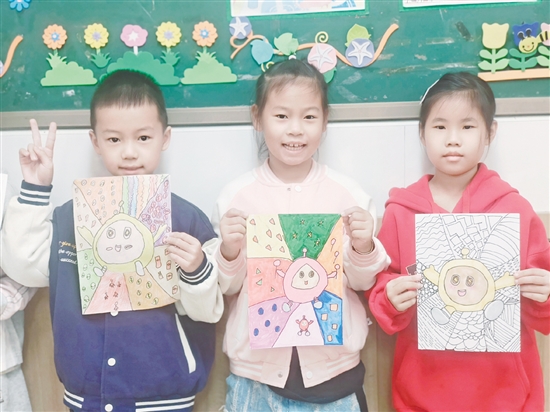 同學們在美術課上“修煉”畫技，展示繪畫作品。