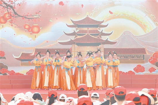 學(xué)生表演綻放青春光彩。