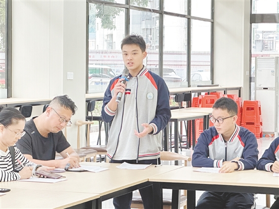 學(xué)生代表建言獻(xiàn)策。