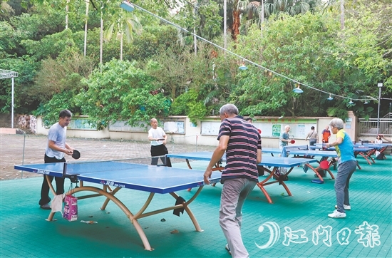 市民在小區(qū)乒乓球場切磋球藝。