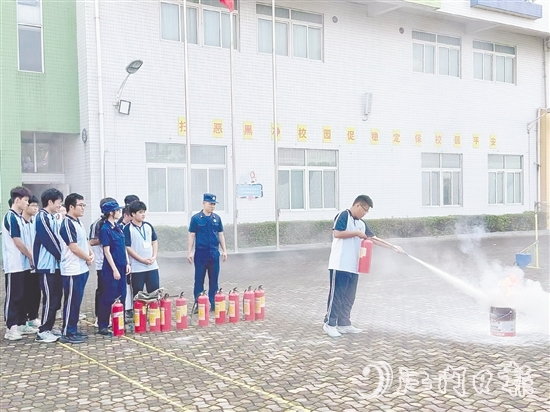 學生們逐個學習使用滅火器。