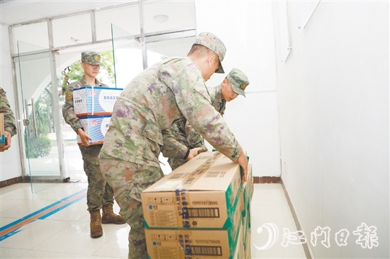武警江門支隊(duì)官兵搬運(yùn)防疫捐贈物資。