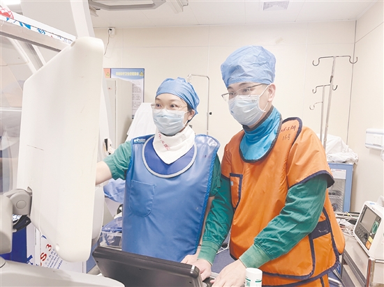 超聲科團(tuán)隊(duì)術(shù)中進(jìn)行食道超聲引導(dǎo)。