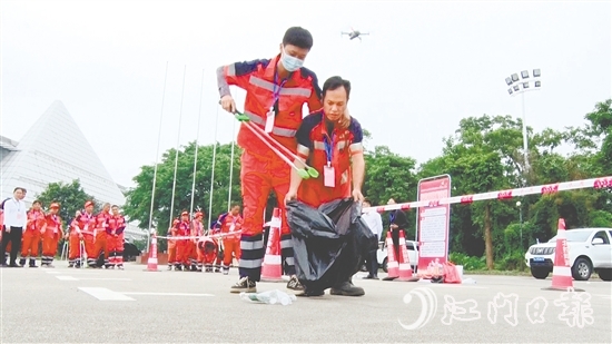 環(huán)衛(wèi)工人組隊參與“撿垃圾二人三足障礙賽”。