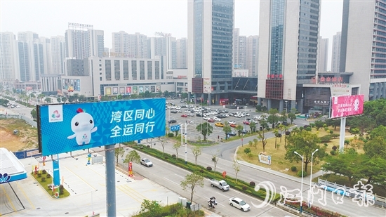 恩平市在城區(qū)主要街道、重點(diǎn)區(qū)域布置了十五運(yùn)會宣傳裝飾，營造濃厚賽事氛圍。