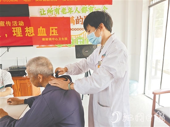 義診活動(dòng)中，橫陂鎮(zhèn)中心衛(wèi)生院的專(zhuān)家團(tuán)隊(duì)為長(zhǎng)者提供血壓測(cè)量、把脈問(wèn)診服務(wù)。