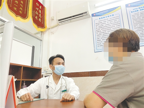 醫(yī)生向患者了解情況。