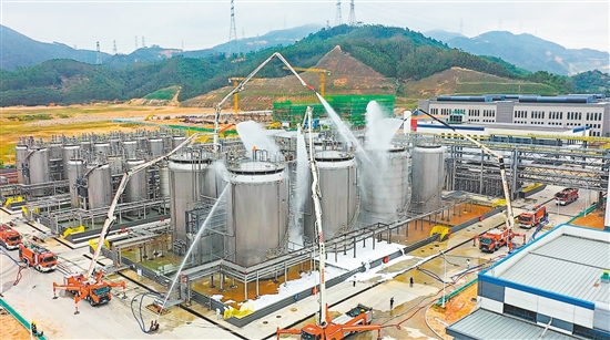 演練現(xiàn)場(chǎng)，舉高噴射消防車憑借五節(jié)折疊臂架升至62米高空，精準(zhǔn)打擊火情。