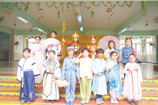 外籍“演員”們合影留念。