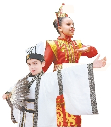 外籍學(xué)生表演戲劇。