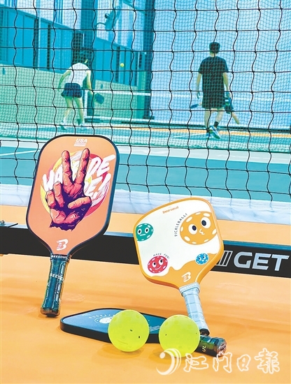 匹克球融合了羽毛球、乒乓球和網(wǎng)球的特點。