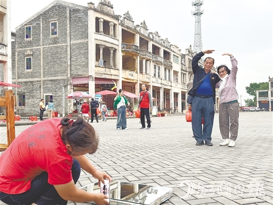 臺山鄉(xiāng)村美景吸引游客打卡拍照。李嘉敏