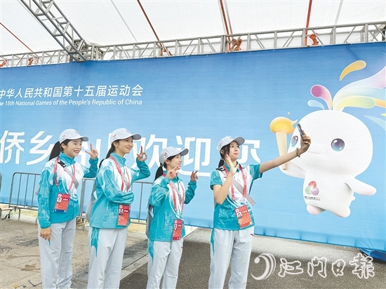 “小海豚”在臺山賽區(qū)自拍合影。