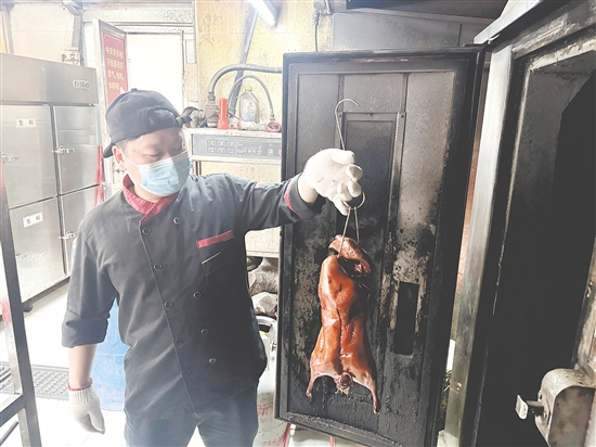 剛出爐的燒鵝香飄四溢。