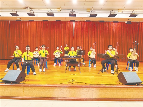 學(xué)校民樂隊正在進行日常訓(xùn)練。
