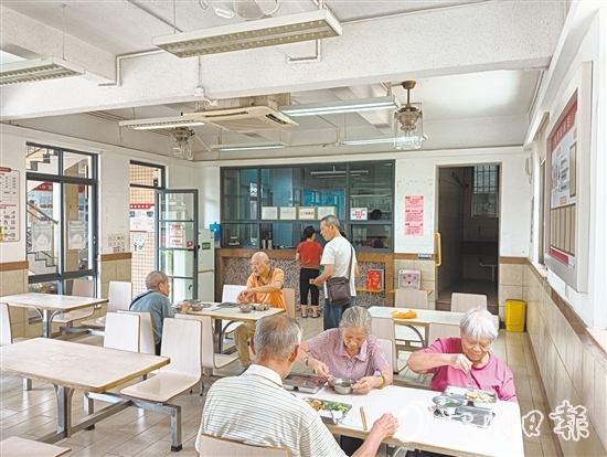 白沙街道嶺梅社區(qū)益食堂為長者解決了“做飯難、吃飯愁”問題。