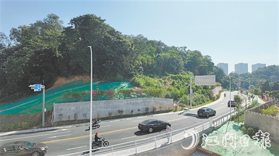 廣場(chǎng)西路延長(zhǎng)線南段的通車讓周邊居民的出行更加方便。