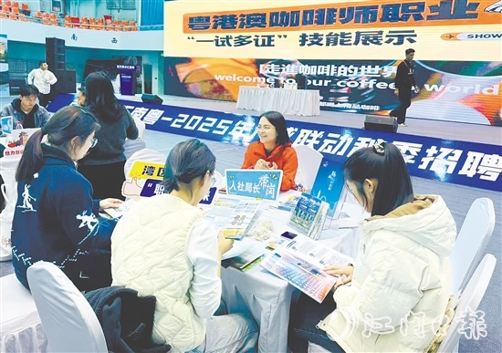 鶴山市人力資源和社會保障局組織鶴山重點(diǎn)企事業(yè)單位外出招聘，吸引更多人才扎根鶴山。