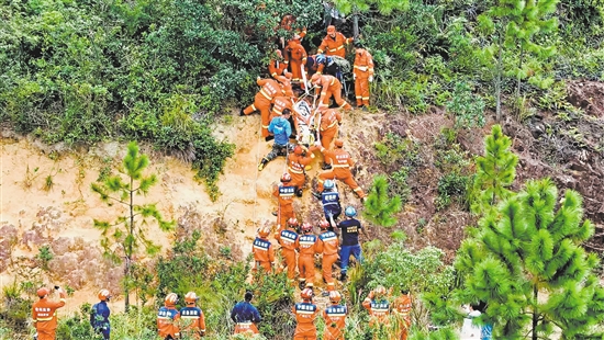 我市應(yīng)急救援力量于11月6日上午成功幫助受困者脫險。