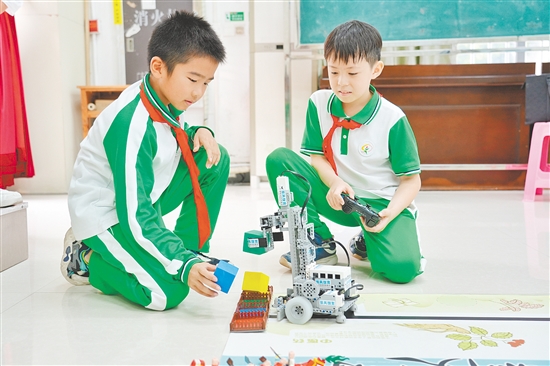 學校組織學生參加各類科創(chuàng)活動，以賽促學，以展示促成長。