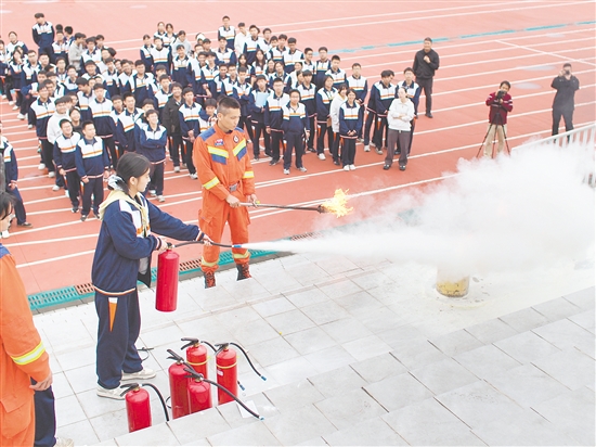 學(xué)生參與實操練習(xí)，利用滅火器滅火。