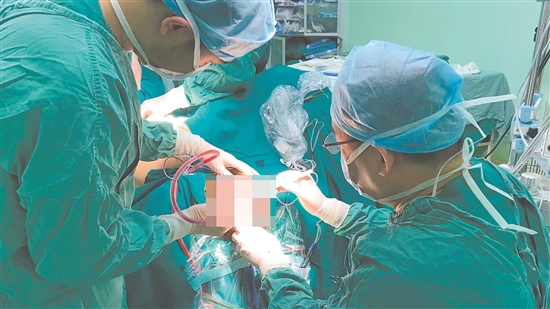 醫(yī)護(hù)人員為患者施行頭部惡性腫瘤切除及部分顱骨切除手術(shù)。