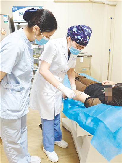 醫(yī)生為患者涂抹藥膏。 醫(yī)生為患者涂抹藥膏。