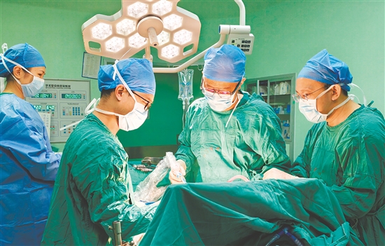 醫(yī)生為患者進(jìn)行手術(shù)。
