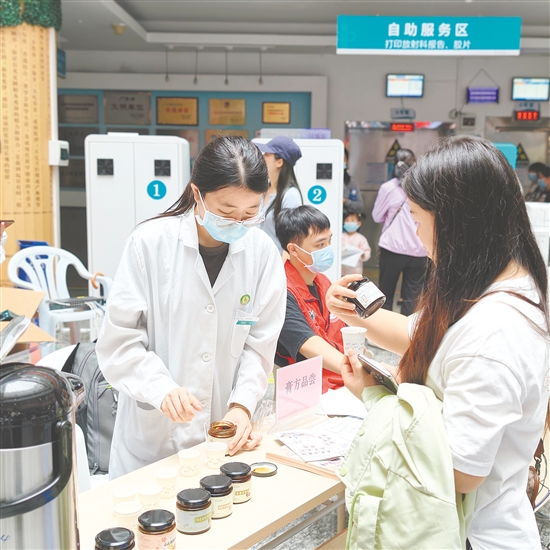 市民免費(fèi)嘗膏方。