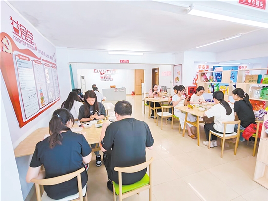 象山社區(qū)“益食堂”為社區(qū)居民提供“全齡友好、普惠優(yōu)享”的便民助餐服務(wù)。