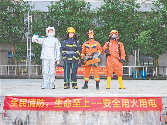 消防員展示各類消防服，宣傳安全用火用電理念。