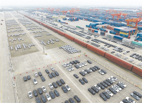 圖為西安國際港站存放汽車的物流基地（11月14日攝，無人機(jī)照片）。