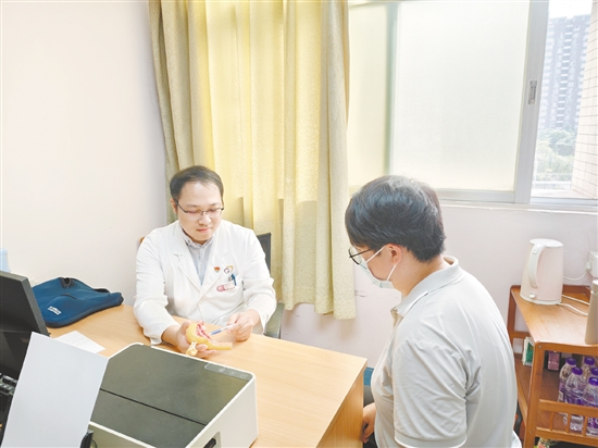 醫(yī)生為患者科普子宮肌瘤知識(shí)。