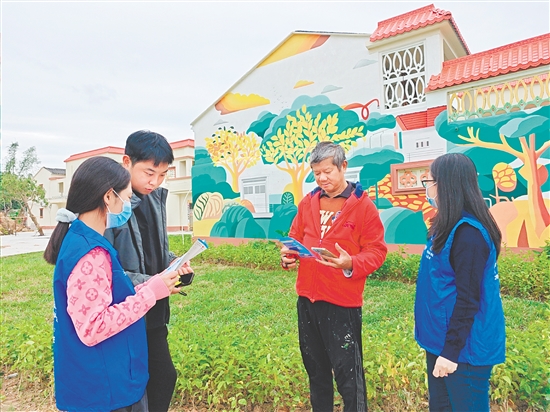 社保志愿者向群眾講解社保政策。