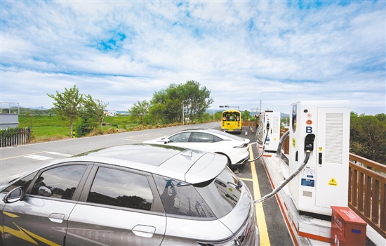 雙橋村新建停車場，并在停車場上安裝充電樁，方便群眾和游客進(jìn)行車輛電力補(bǔ)給。