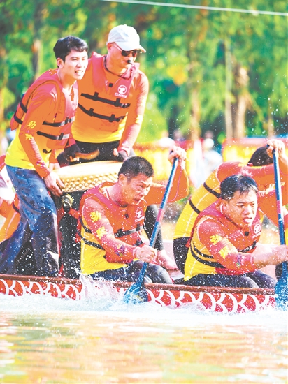 劃手們正奮力劃船，展開激烈角逐。