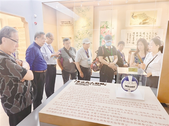 訪問團(tuán)成員以腳步丈量?jī)S鄉(xiāng)大地，在古村風(fēng)貌、文化遺存與鄉(xiāng)村新景中，感受祖國(guó)、故鄉(xiāng)的發(fā)展脈搏。