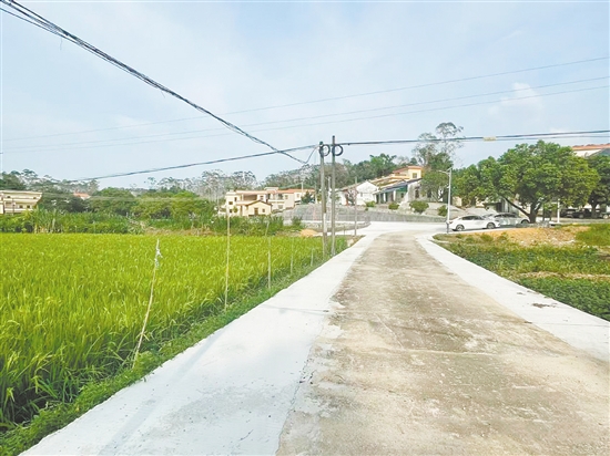 村道拓寬，村民出行更安全。