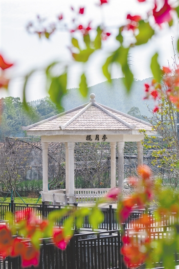 位于櫻花河堤邊上的攬月亭，與攬月池、大昆侖山和小昆侖山遙相呼應(yīng)。